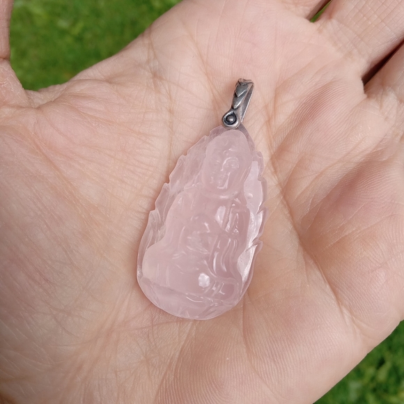 Vintage carved rose quartz pendant - Picture 2 of 7